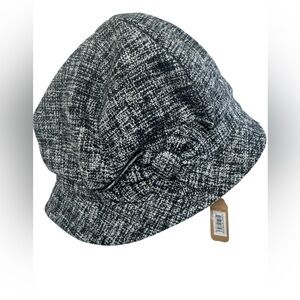 New with tags ladies’ black-and-white winter hat